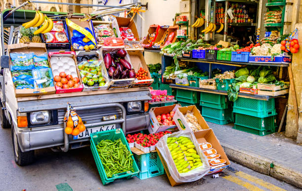 barraca de frutas típicas em valetta - fruitstand - fotografias e filmes do acervo