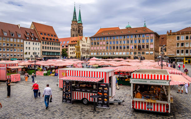 barraca de frutas típicas em nuremberg - fruitstand - fotografias e filmes do acervo