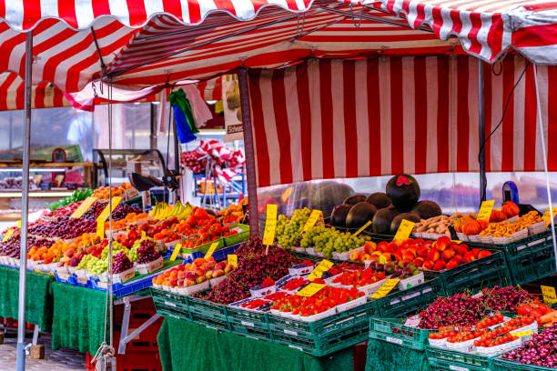 barraca de frutas típicas em nuremberg - fruitstand - fotografias e filmes do acervo