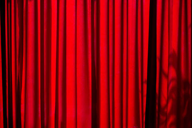 roter vorhang. abstract rot winkender vorhang in weißer schlafzimmerwohnung. vorhang innendekoration im wohnzimmer - 16296 stock-fotos und bilder
