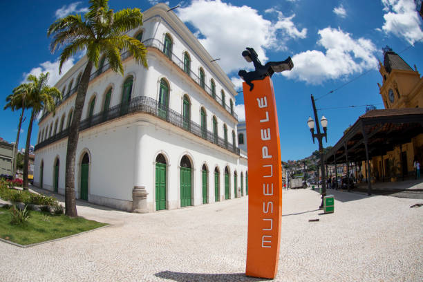 santos, brazylia: pelé museum. stare rezydencje w sąsiedztwie valongo w mieście santos. - pele brazil zdjęcia i obrazy z banku zdjęć