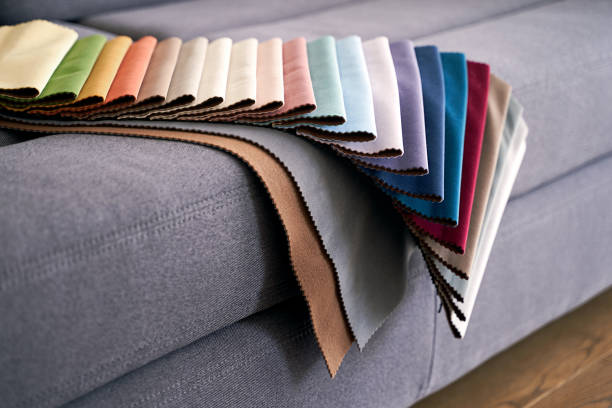 campioni di tessuto colorato per tappezzeria sul divano di casa - carpet sample foto e immagini stock