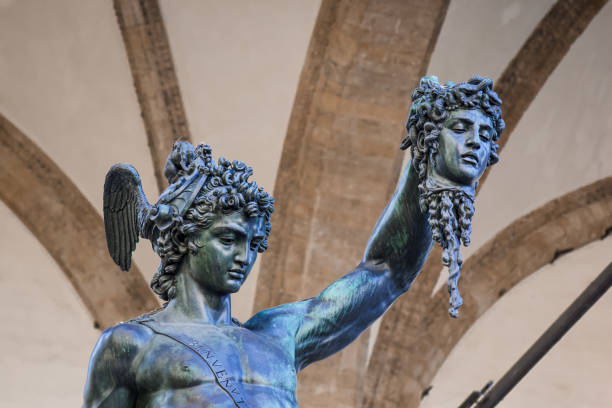 ベンヴェヌート・チェリーニ、ロッジア・デイ・ランツィ、シニョーリア広場、フィレンツェ、イタリアの「メドゥーサの頭を持つペルセウス」 - renaissance statue italy florence italy ストックフォトと画像