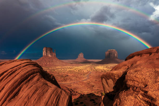 arco-íris duplo em monument valley - dramatic sky famous place canyon majestic - fotografias e filmes do acervo