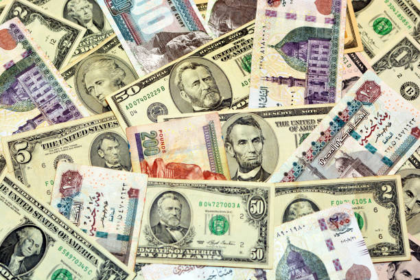 tło starych banknotów amerykańskich dolar dolar dolar i funty egipskie, kursy wymiany walut amerykańskich i egipskich - symbol president ulysses s grant usa zdjęcia i obrazy z banku zdjęć