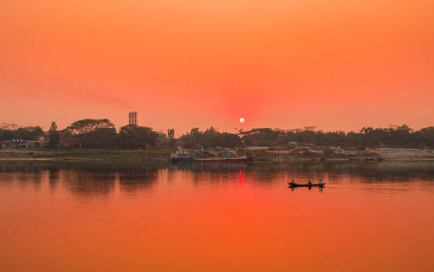 Sunset photography on the river in winter 2022. This image was taken by me on January 17, 2022, from the Doleswori river, Bangladesh, South Asia. Sunset photography on the river in winter 2022. This image was taken by me on January 17, 2022, from the Doleswori river, Bangladesh, South Asia. clear sky night sunset riverbank stock pictures, royalty-free photos & images