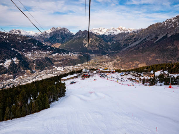 seilbahn auf den skipisten von bormio - cortina dampezzo stock-fotos und bilder