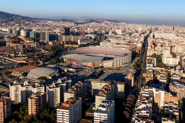 barcelona, hiszpania - 26 stycznia 2022 r. : widok z lotu ptaka stadionu piłkarskiego camp nou fc barcelona i miasta. - barcelona fc obrazy zdjęcia i obrazy z banku zdjęć
