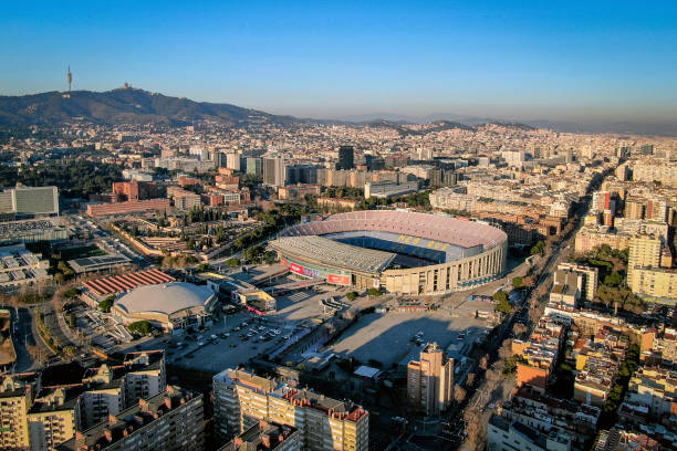barcelona, hiszpania - 26 stycznia 2022 r. : widok z lotu ptaka stadionu piłkarskiego camp nou fc barcelona i miasta - barcelona fc obrazy zdjęcia i obrazy z banku zdjęć
