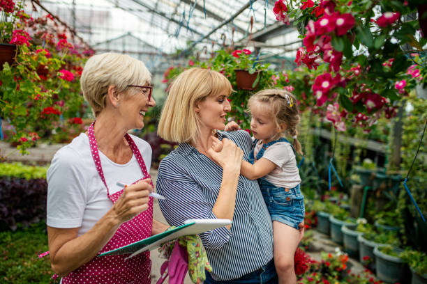 petite fille apprenant le jardinage botanique de sa mère et de sa grand-mère - casual granddaughter farmer expressing positivity photos et images de collection