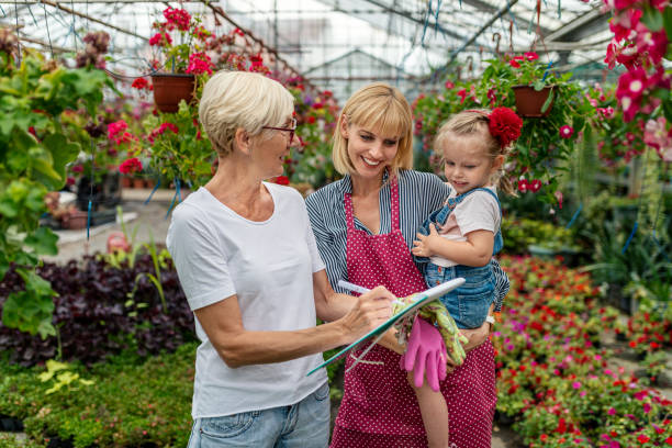 une petite fille apprend le jardinage botanique de sa mère et de sa grand-mère - casual granddaughter farmer expressing positivity photos et images de collection