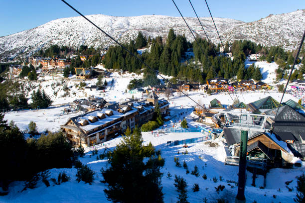 bariloche, ar, vue d’en haut. un paysage charmant - snow house color image horizontal photos et images de collection