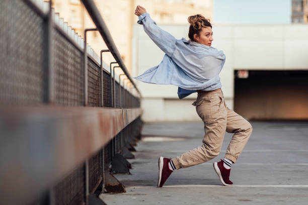 junge frau tanzen - breakdancing stock-fotos und bilder