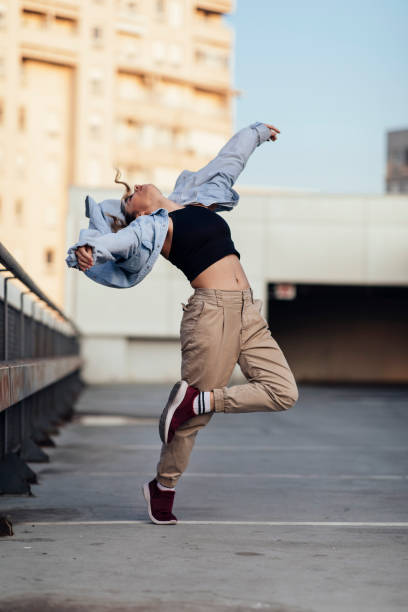 dance movimento - dancing dancer hip hop jumping foto e immagini stock