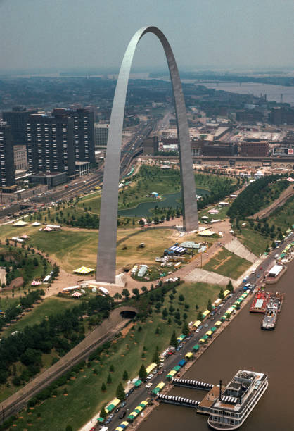istock Gateway Arch NP - Arch Aerial View River Side 1984 1371221082