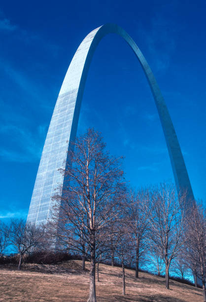 istock Gateway Arch NP - Arch Close-up Vertical 1996 1371221126