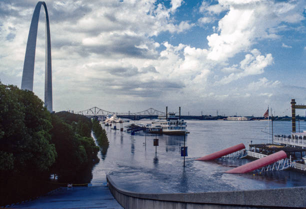 istock Gateway Arch NP - Arch & Mississippi River Flood 1993 1371221228