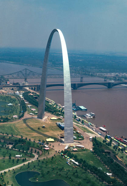istock Gateway Arch NP - Arch Aerial View 1984 1371221283