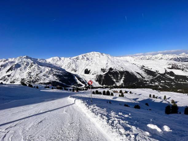 kaltenbach hochzillertal zillertal hochfügen tux alpes tirol austria estación de esquí - snowboard apres ski snow nobody fotografías e imágenes de stock