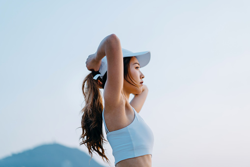 https://media.istockphoto.com/id/1371231506/photo/side-profile-of-confident-young-asian-sports-woman-in-sportswear-looking-away-with.jpg?b=1&s=170667a&w=0&k=20&c=n0Bp6RzCwRQvRzVFHnYi-jZRnK463BfFEkJguWetAGA=