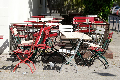 Menschenleere Stühle und Tische einer Kneipe wegen Coronavirus geschlossen, Bremen, Deutschland, Europa