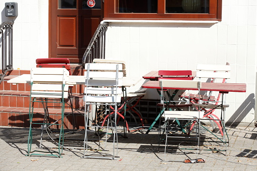 Menschenleere Stühle und Tische einer Kneipe wegen Coronavirus geschlossen, Bremen, Deutschland, Europa
