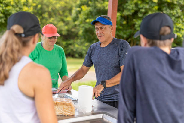 gruppe von freunden in einem bbq - australia aborigine group of people friendship stock-fotos und bilder