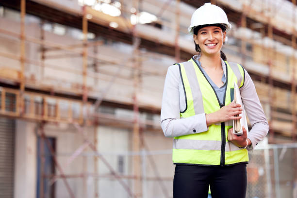 ujęcie młodej kobiety pracującej na budowie - hardhat portrait construction worker construction zdjęcia i obrazy z banku zdjęć