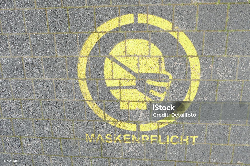 Use floor marking mouthguard, mask obligation, Hamburg, Germany, Europe Floor marking use of face masks, mask obligation, Hamburg, Germany, Europe Color Image Stock Photo