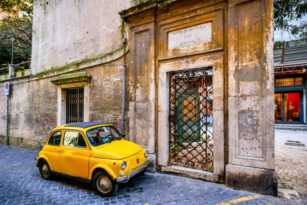 ein schöner oldtimer fiat 500 geparkt in der spanischen treppe im historischen herzen von rom - mode of transport fotos stock-fotos und bilder