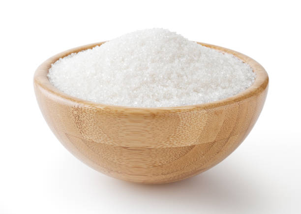 잘라경로가 있는 흰색 배경에 고립된 나무 그릇에 과립된 백설탕 - sugar 뉴스 사진 이미지