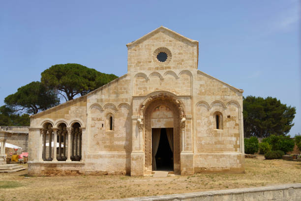 средневековое аббатство санта-мария-д�и-серрате, в провинции лечче, апулия - lecce italy puglia church стоковые фото и изображения