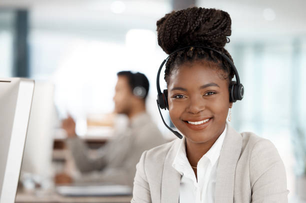 사무실에서 컴퓨터에서 일하는 젊은 사업가의 샷 - female customer service representative looking at camera technology 뉴스 사진 이미지