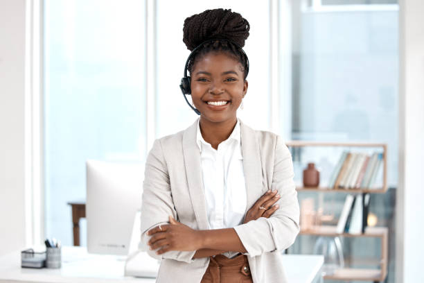 사무실에서 일하는 동안 헤드셋을 착용한 젊은 사업가의 샷 - female customer service representative looking at camera technology 뉴스 사진 이미지