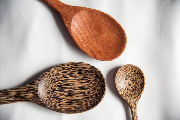 close-up de madeira colher sobre fundo branco. - wooden spoon built structure domestic room domestic kitchen - fotografias e filmes do acervo