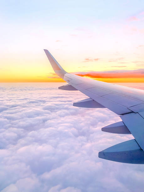 ala di aeroplano nel cielo - wing airplane window sunset foto e immagini stock