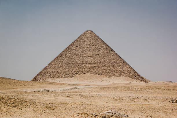 la pyramide de snéfrou (pyramide rouge), dahchour, égypte - saqqara egypt pyramid shape pyramid photos et images de collection