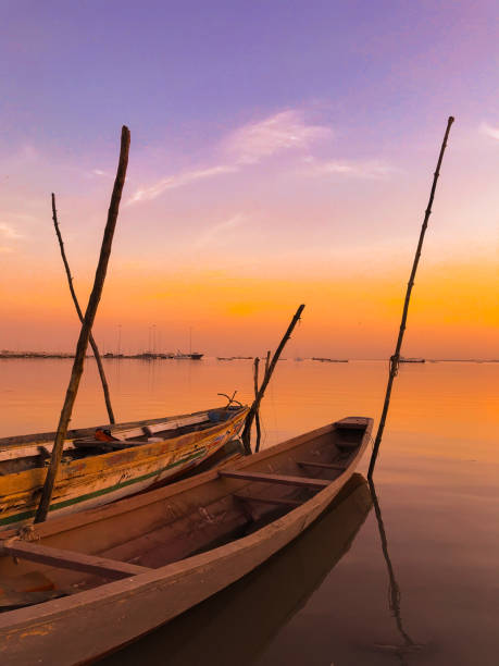 puesta del sol - gambia fotografías e imágenes de stock