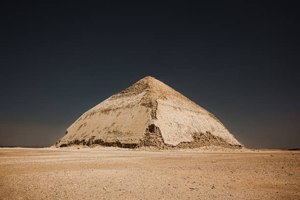 la piramide piegata, dahshur, egitto - snofru foto e immagini stock
