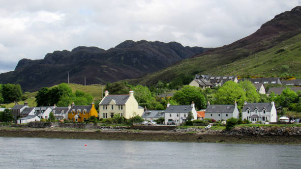 view of a village in the loch duich, scotland, united kingdom - dornie imagens e fotografias de stock