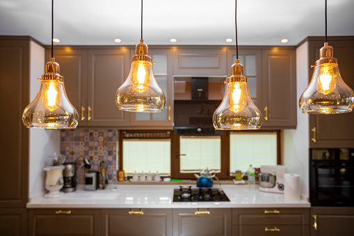 Iluminación colgante moderna. Decoración del hogar. Concepto de cocina. photo