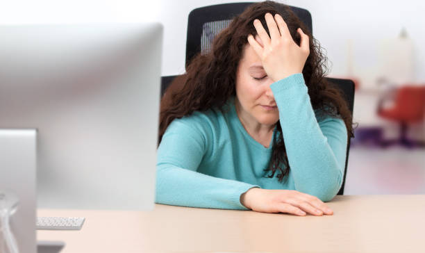 worried woman at the office - failure relationship difficulties computer women imagens e fotografias de stock