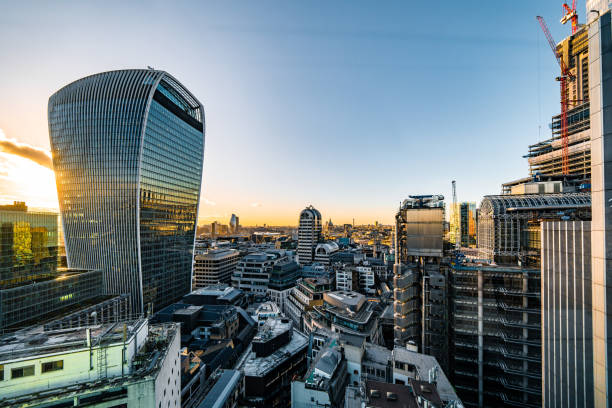 luftaufnahme der 20 fenchurch street oder des walkie talkie building in london - city of london office building construction architecture stock-fotos und bilder