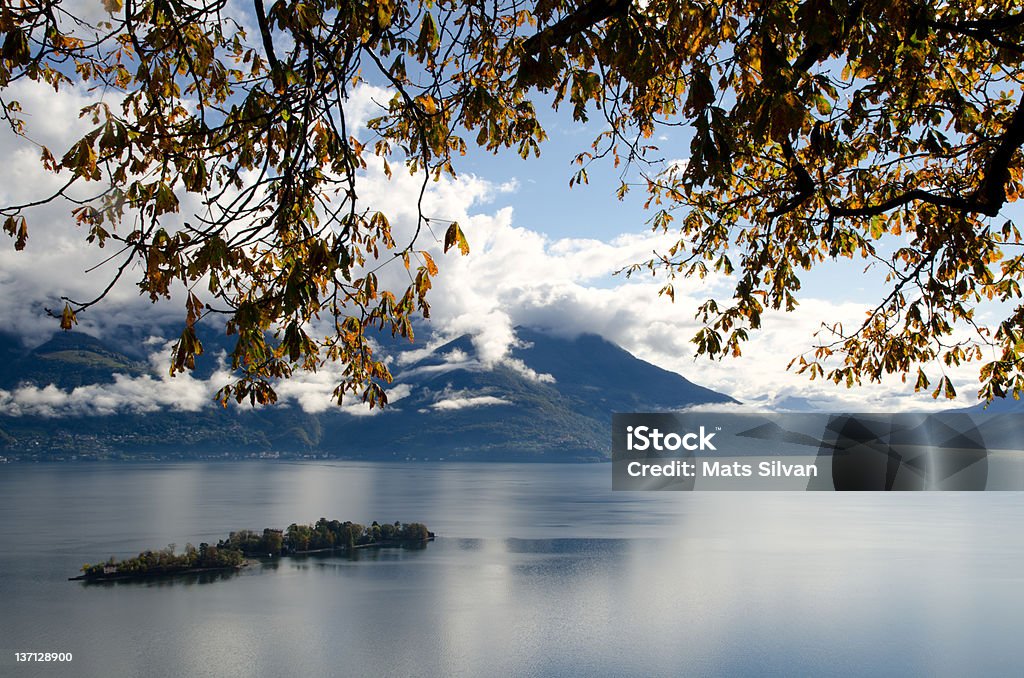 Isole su un lago di montagna in autunno - Foto stock royalty-free di Isola