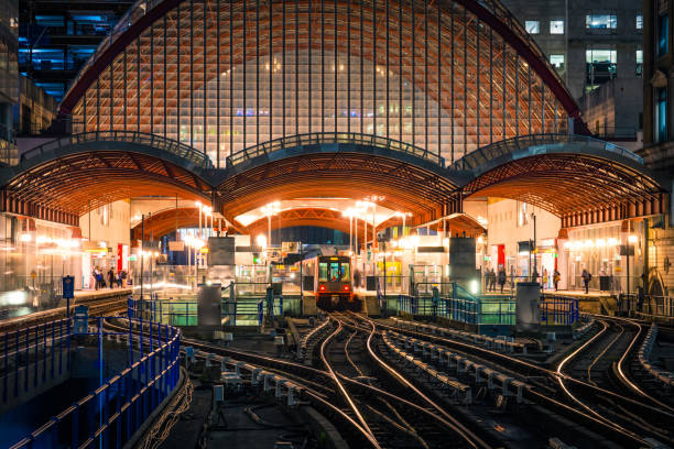 vista para a estação de trem canary wharf, londres, reino unido - canary wharf railway station - fotografias e filmes do acervo