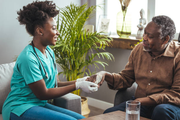 看護師と手をつないでいる男性患者。 - african ethnicity female nurse heterosexual couple healthcare and medicine ストックフォトと画像