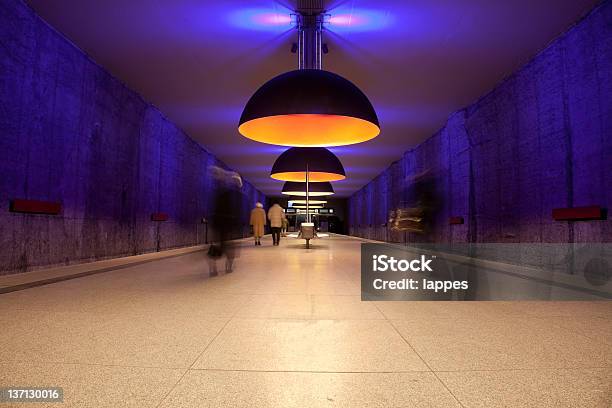 Pendler In Der Ubahnstation Stockfoto und mehr Bilder von Aktivitäten und Sport - Aktivitäten und Sport, Bahngleis, Bahnhof