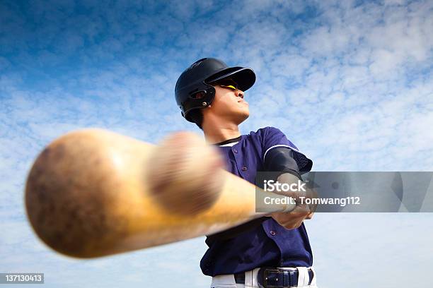 Jogador De Beisebol Batendo - Fotografias de stock e mais imagens de Basebol - Basebol, Bola de Basebol, Dar Tacada