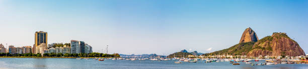панорамное изображение рио-де-жанейро с пришвартованными лодками, холм сахарная голова, залив гуанабара и пляж ботофого - rio de janeiro panoramic skyline scenics стоковые фото и изображения