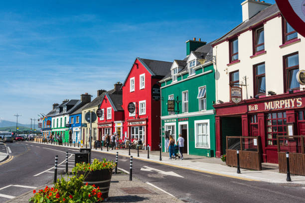 strada nel centro di dingle, irlanda - kerry coast foto e immagini stock